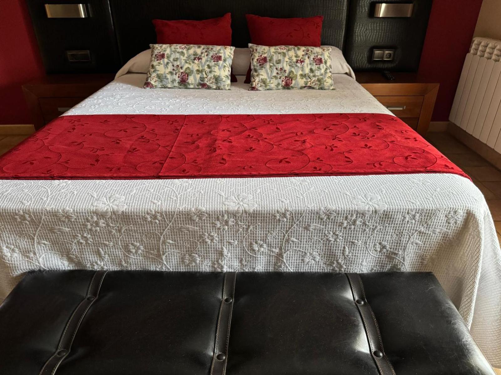 Hotel Guara Inluka Las Almunias Екстериор снимка